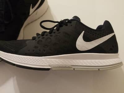 Nike Zoom Black & White Sports Shoes