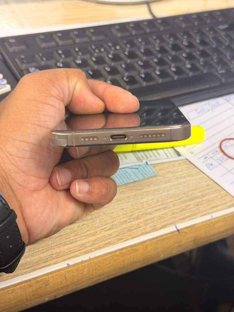 Apple iPhone 16 Pro Max 4