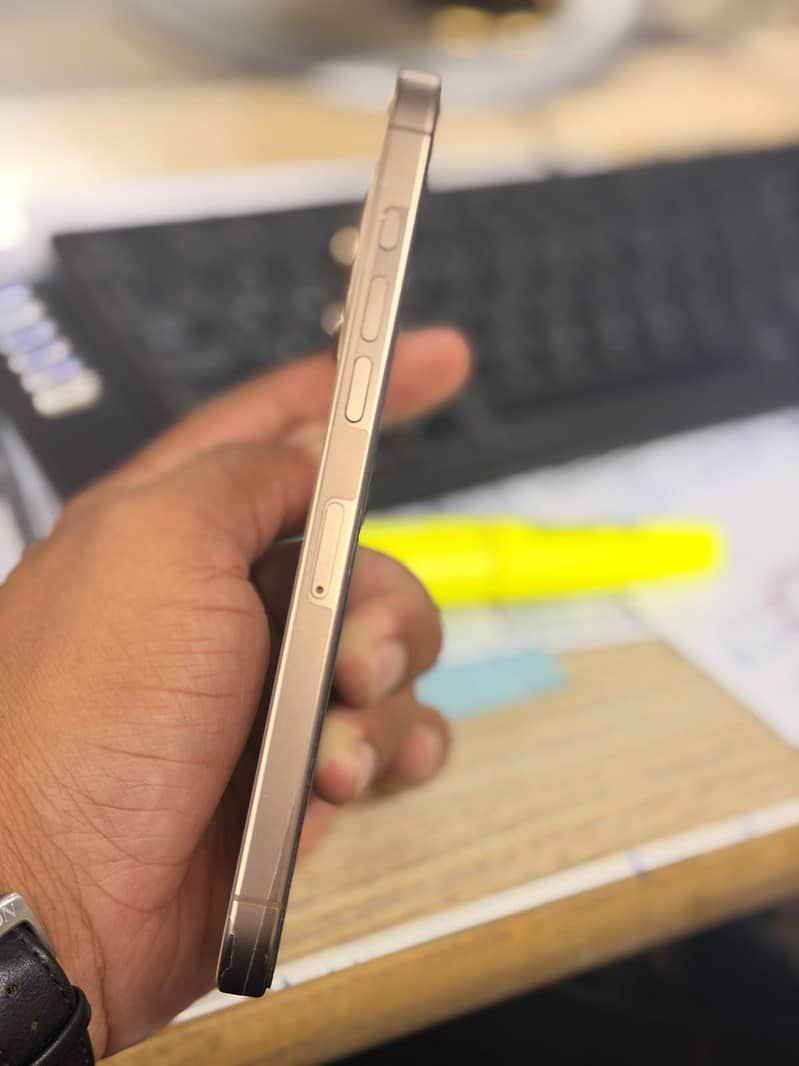 Apple iPhone 16 Pro Max 5