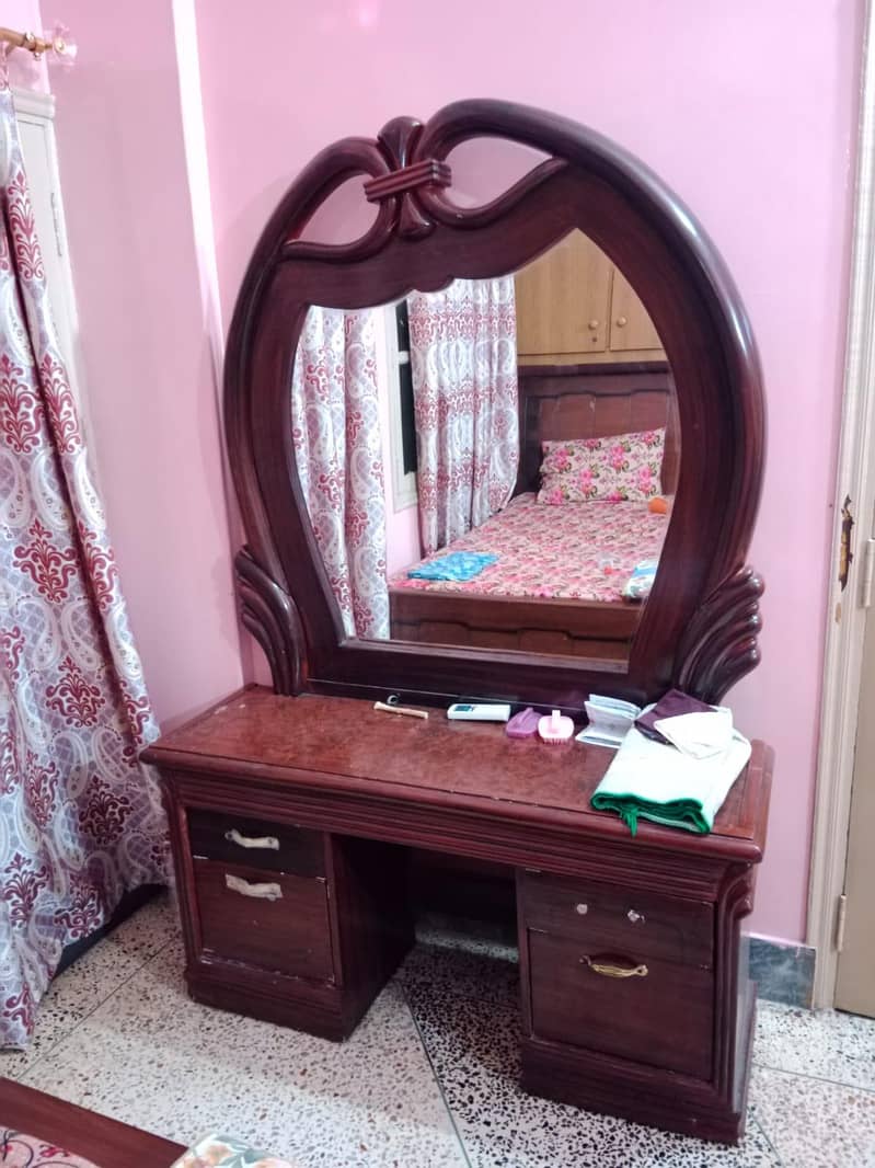 Dressing table good condition unique design 0
