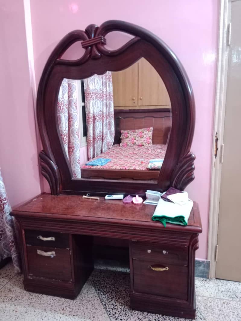 Dressing table good condition unique design 2