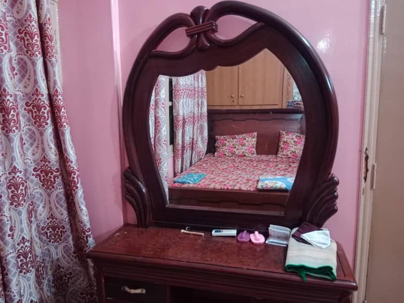 Dressing table good condition unique design 4