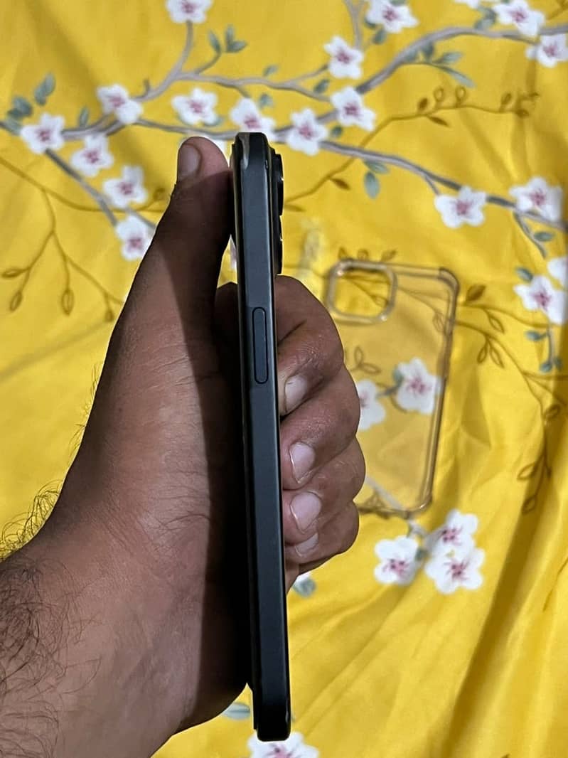 Apple iPhone 15 4