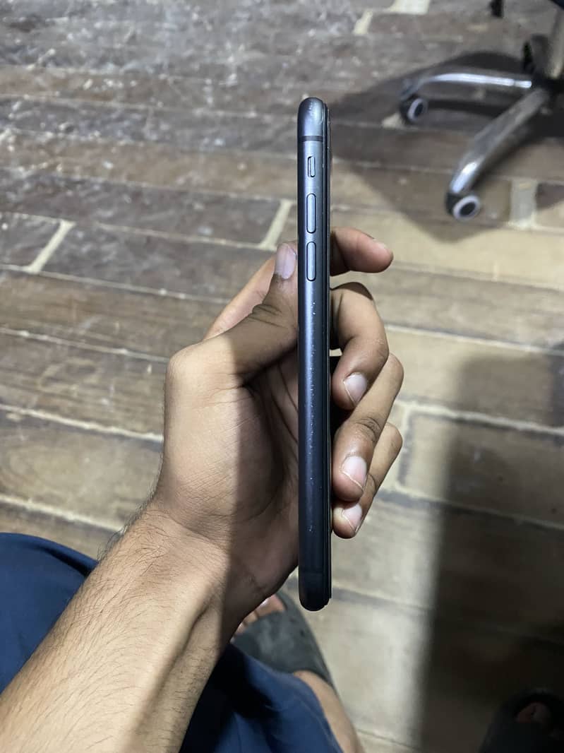 Apple iPhone 11 4