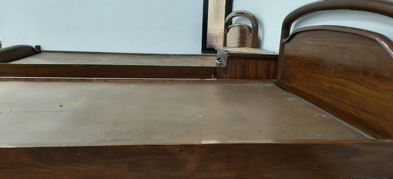 2 Single Beds with 1 side table 2