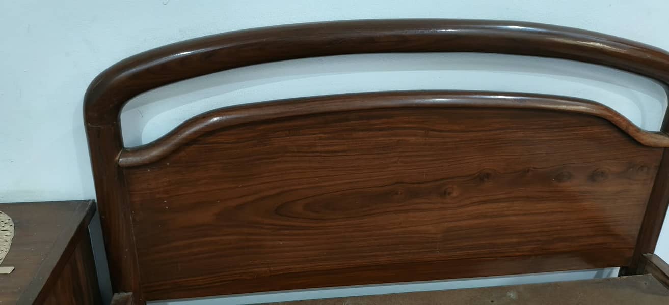 2 Single Beds with 1 side table 5