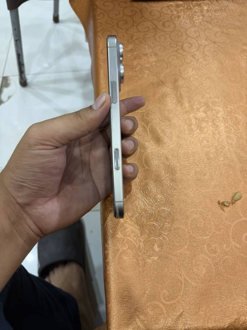 Apple iPhone 16 Pro Max 2