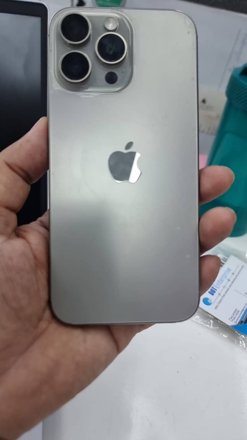 Apple iPhone 16 Pro Max 3