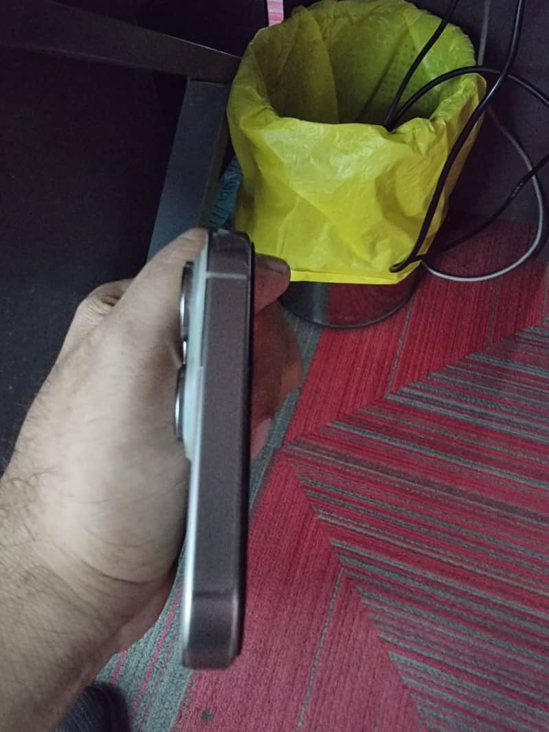 Apple iPhone 16 Pro Max 9