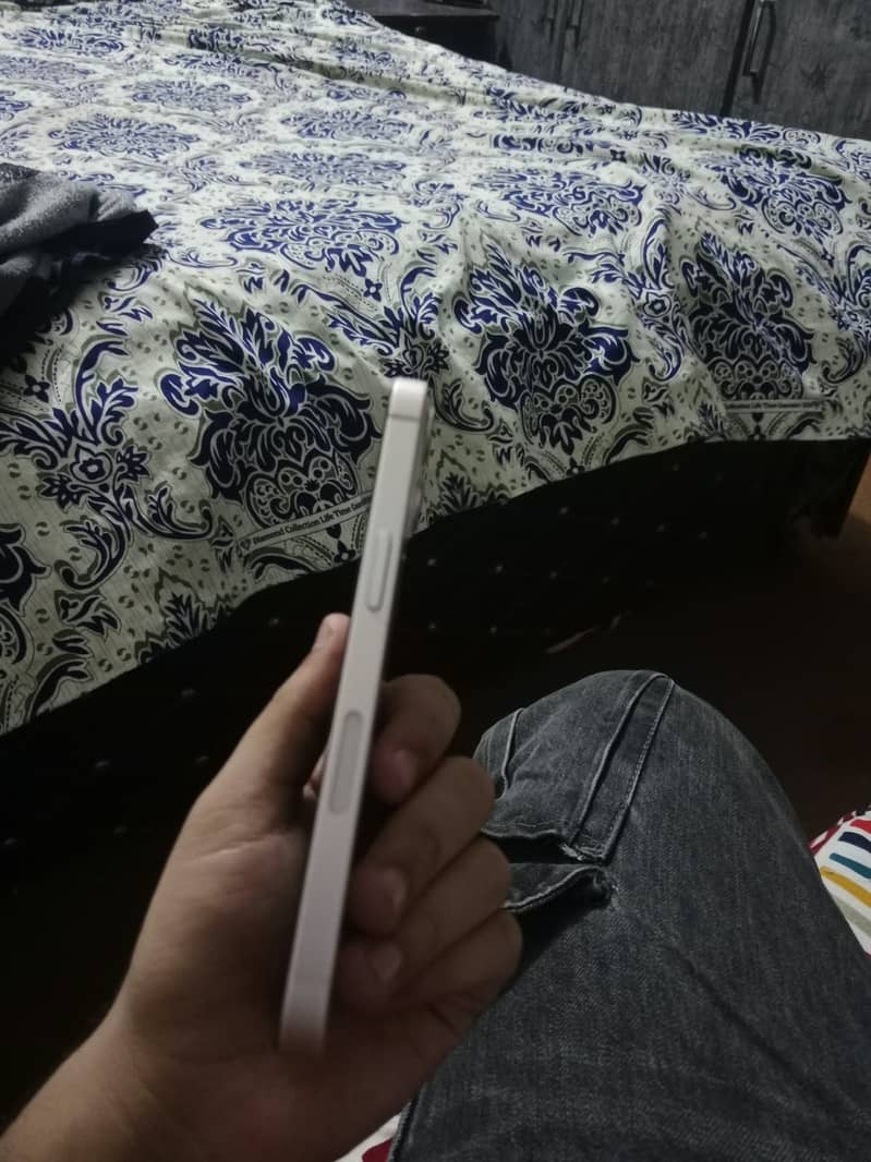 Apple iPhone 13 2