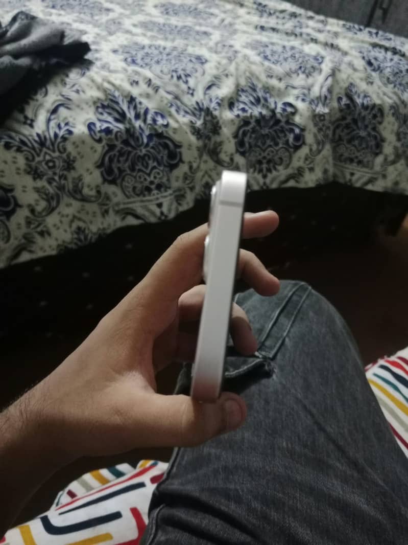 Apple iPhone 13 6