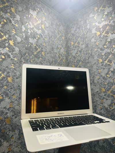 MacBook Air 2017 13.3" i5 8GB RAM 128GB SSD — Good Condition