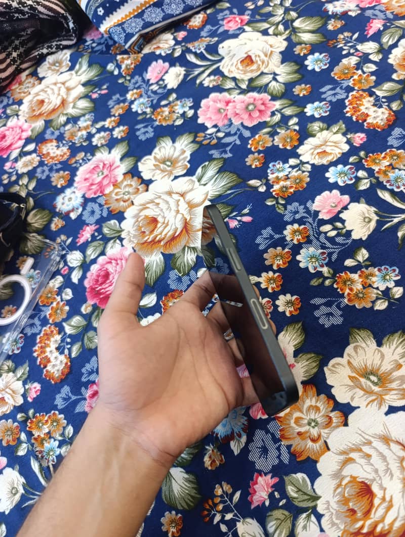 Apple iPhone 13 2
