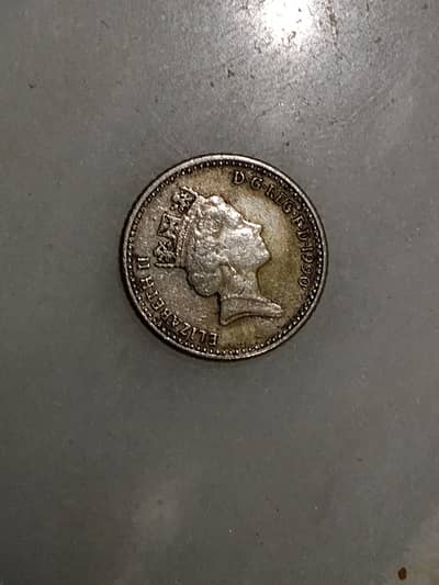 antique British 5 pence (5p) coin featuring Queen Elizabeth II.