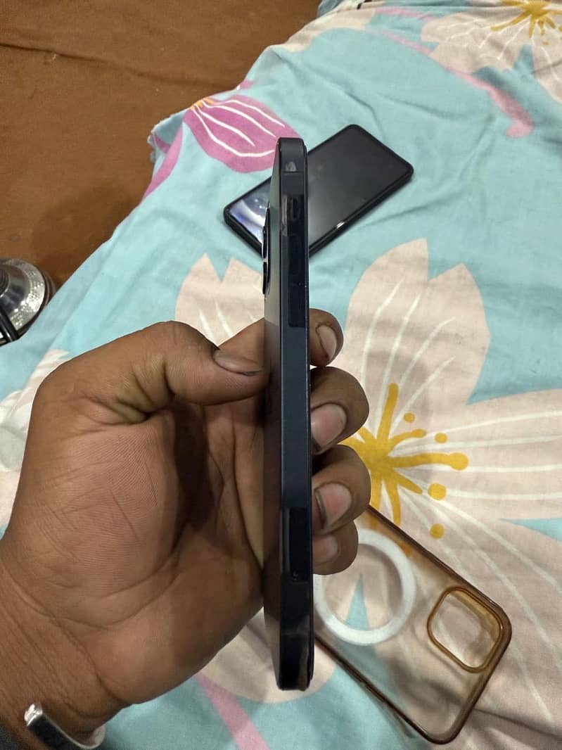 Apple iPhone 12 4