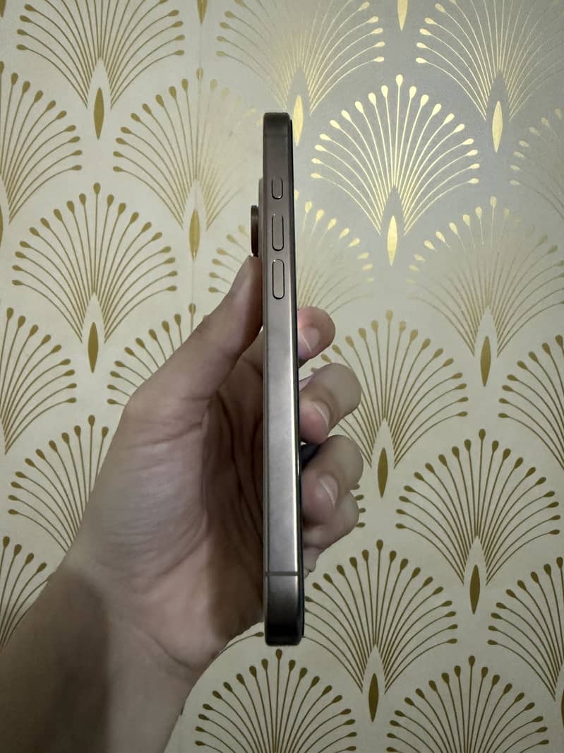 Apple iPhone 16 Pro 3