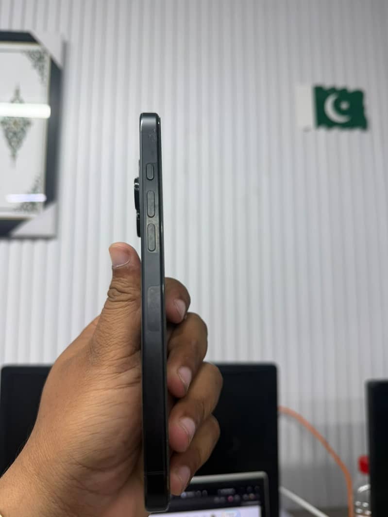 Apple iPhone 16 Pro Max 3
