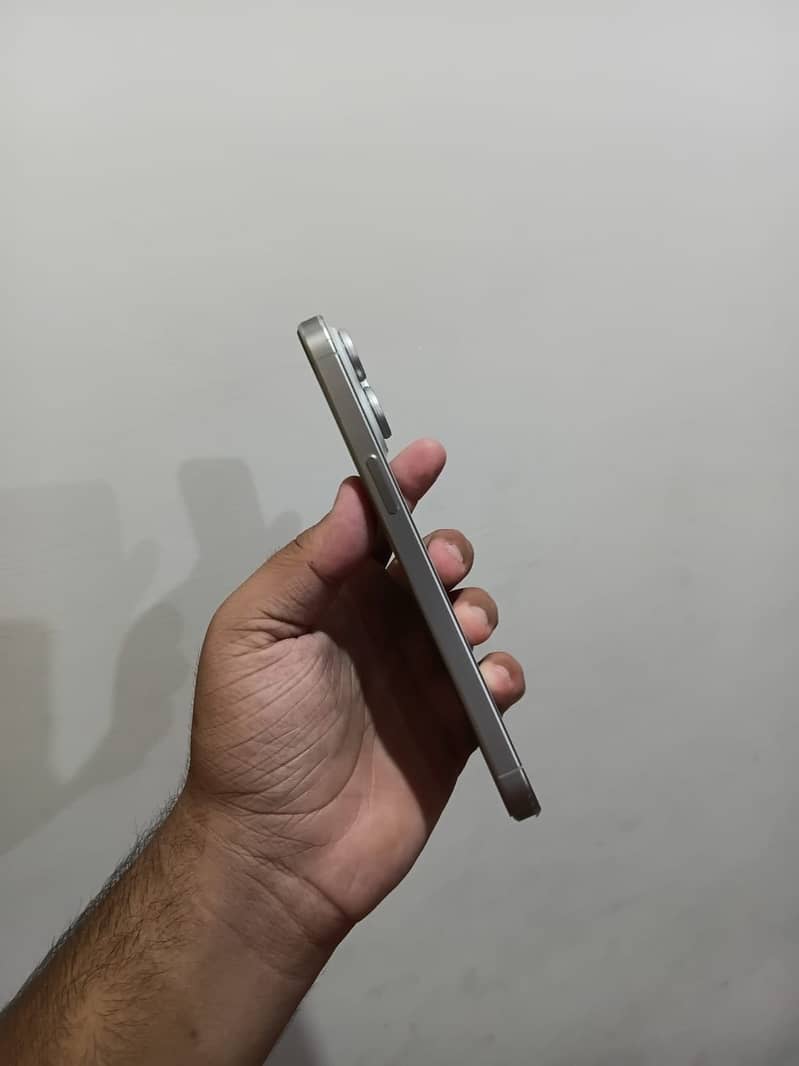 Apple iPhone 15 Pro Max 4