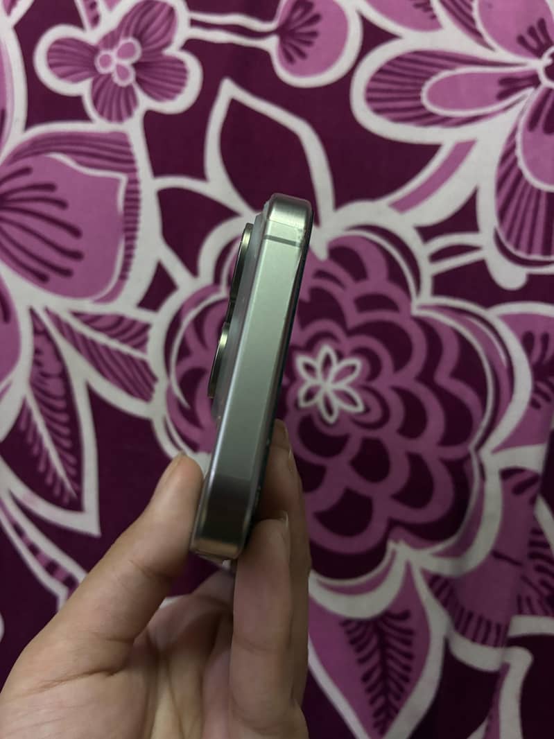 Apple iPhone 15 Pro 4