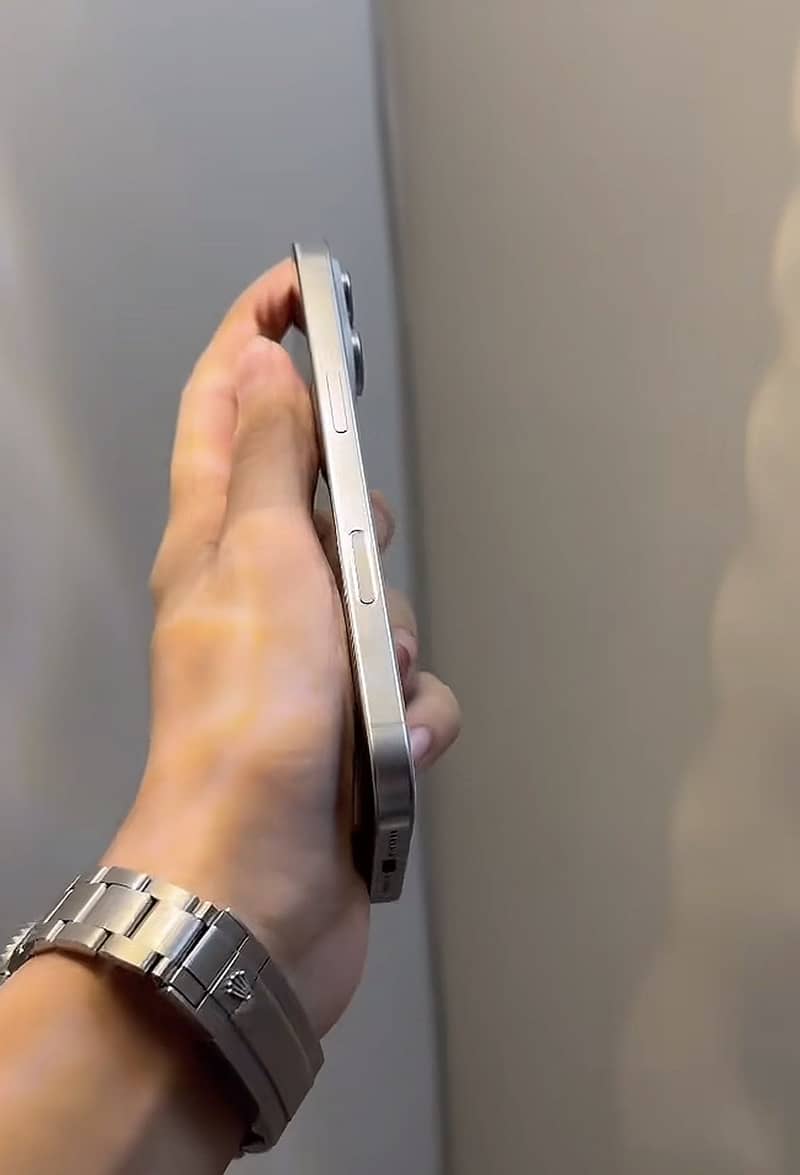 Apple iPhone 16 Pro 2