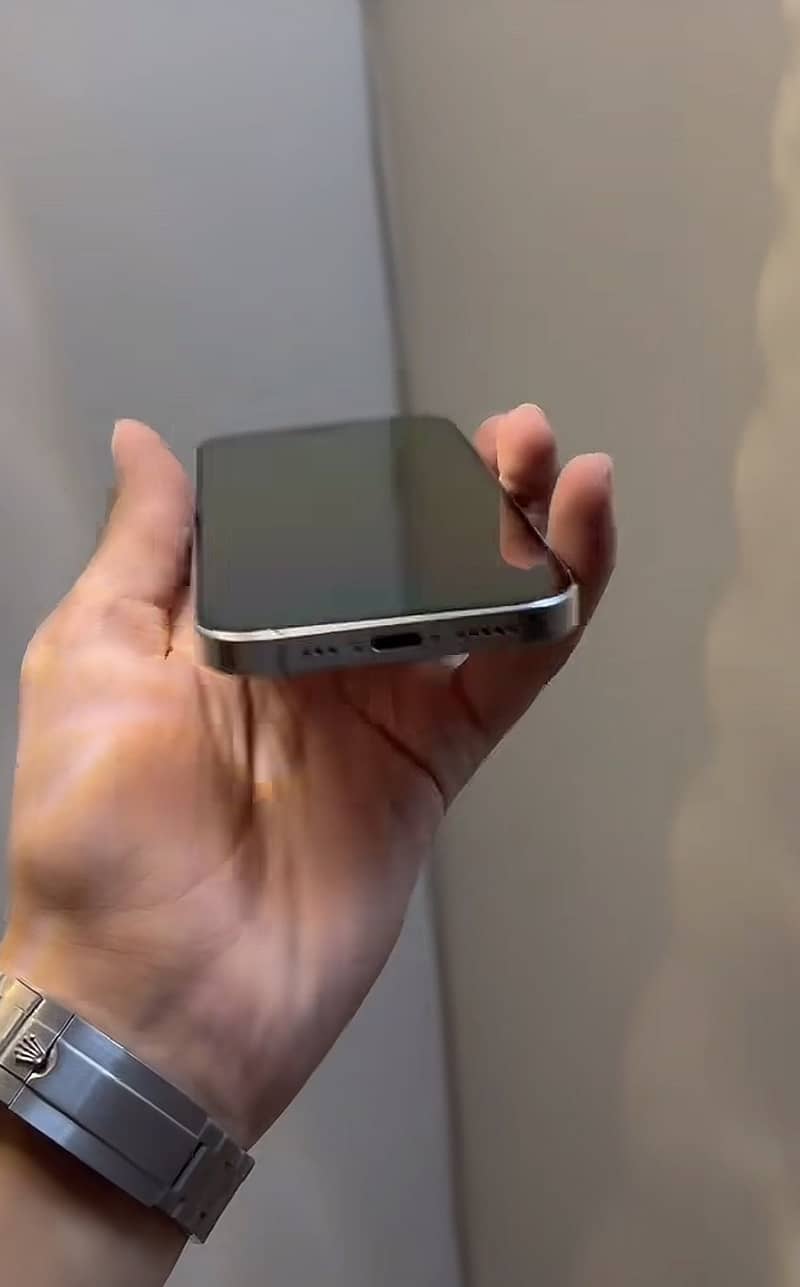 Apple iPhone 16 Pro 3