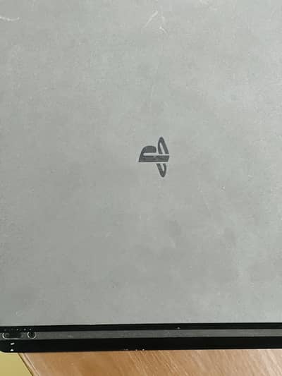 PS4 Slim 500GB + 2 controllers + charging station