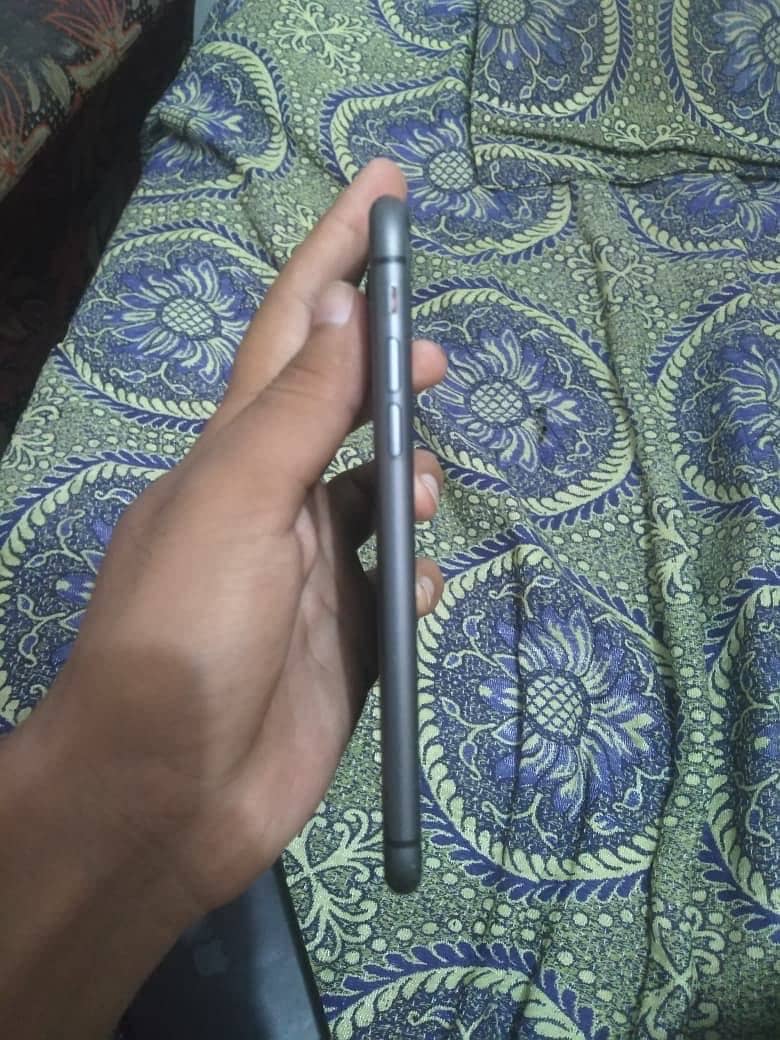 Apple iPhone 11 4