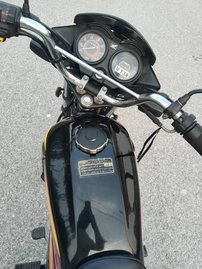 Bike neat Condition me hai Peshawar Number laga hai