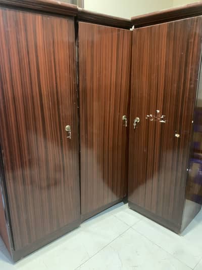 Used 3 door almari excellent condition