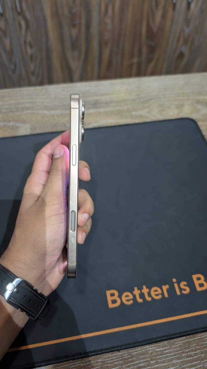 Apple iPhone 16 Pro Max 1