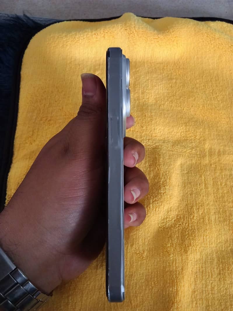 Apple iPhone 15 Pro 4