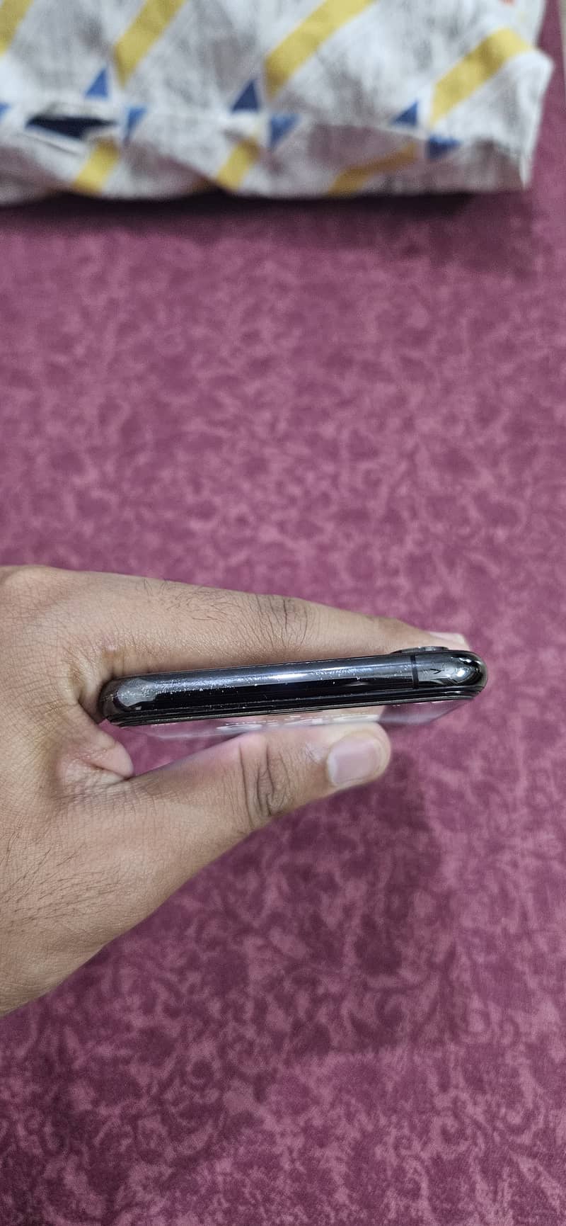 Apple iPhone XS 4