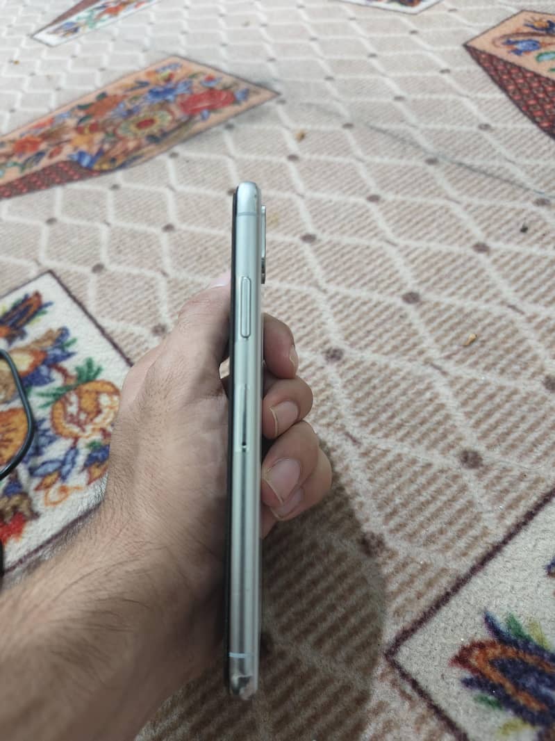 Apple iPhone X 4