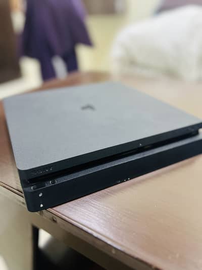 PS4 Slim 500GB + 2 controllers + charging station