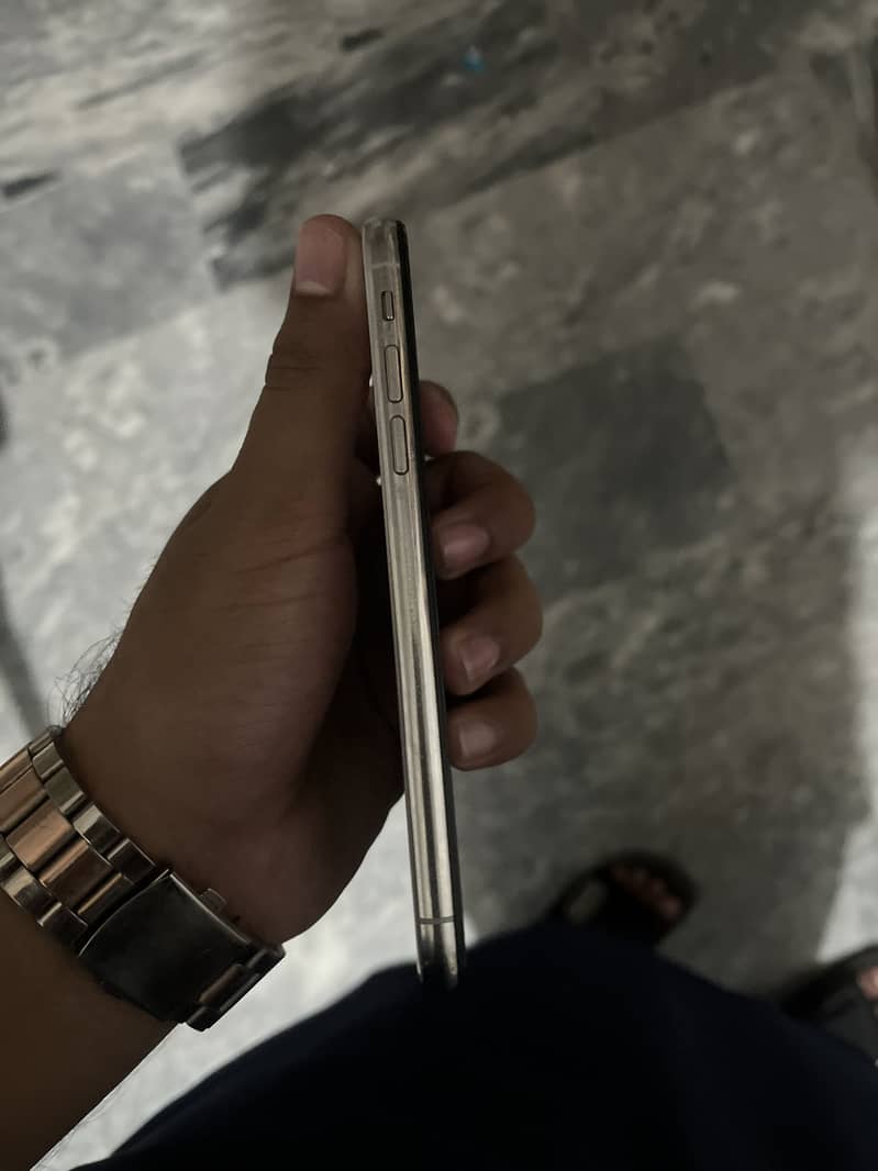 Apple iPhone X 4