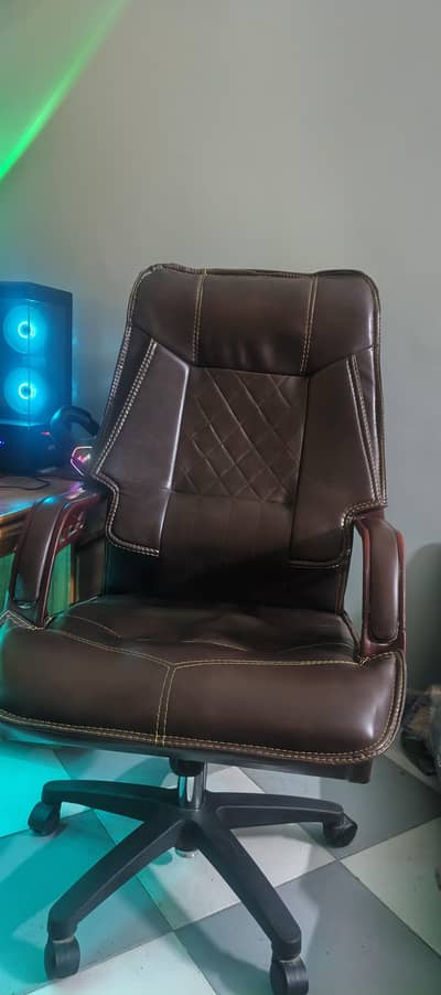 Executive Office Chair – Comfortable Revolving Chair in Good Condition