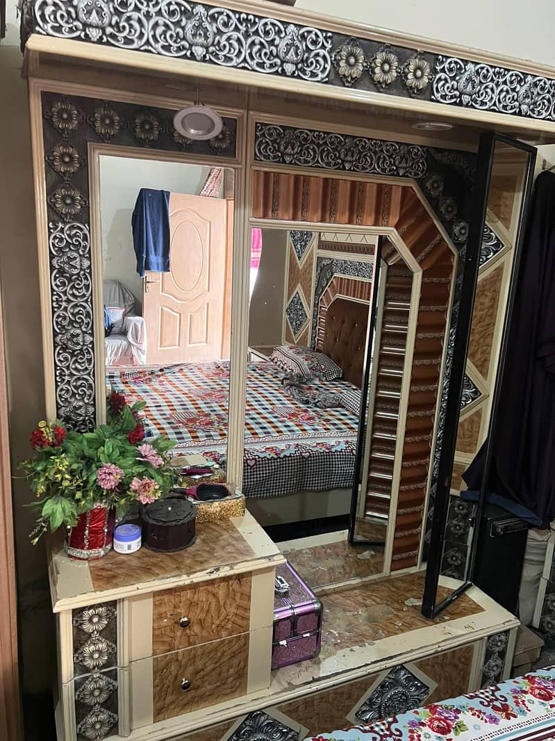 bed and dressing 0