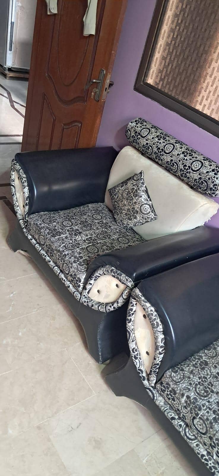 5 seater sofa set + table 1
