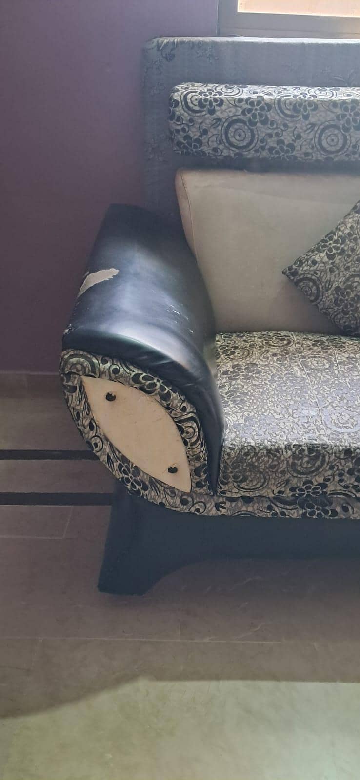 5 seater sofa set + table 5
