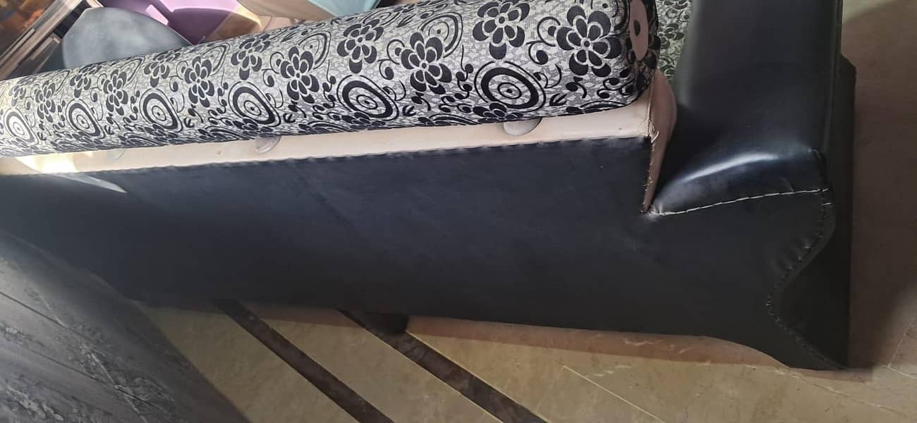 5 seater sofa set + table 6