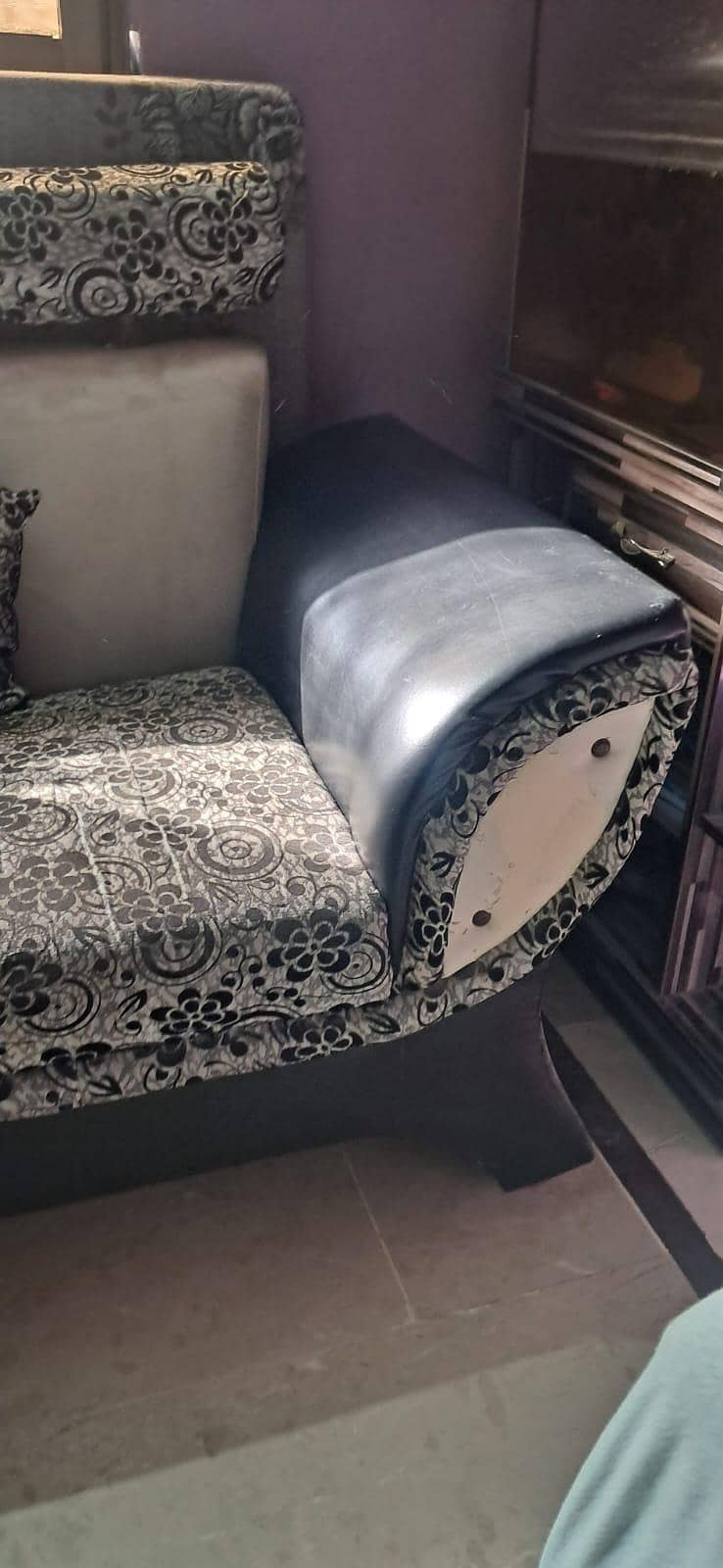 5 seater sofa set + table 7