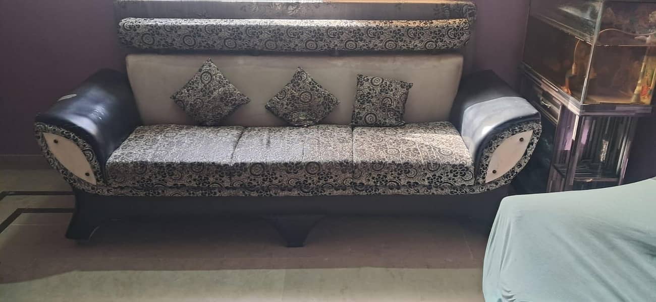 5 seater sofa set + table 8