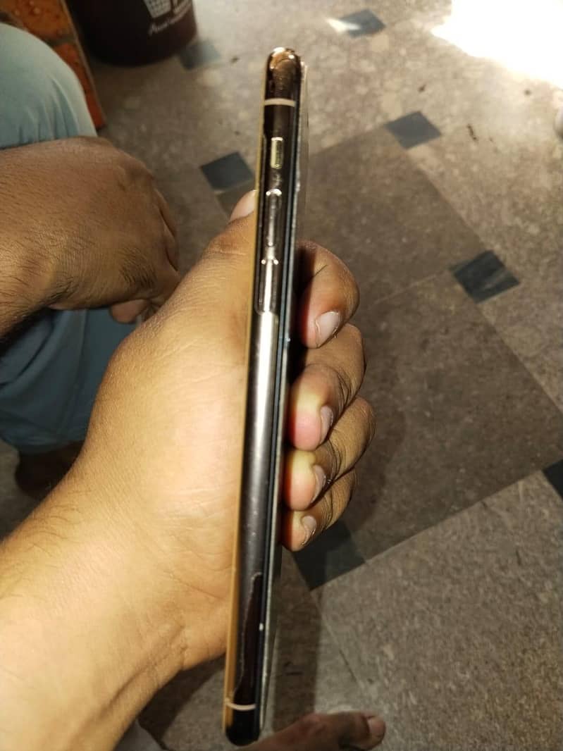Apple iPhone 11 Pro Max 1