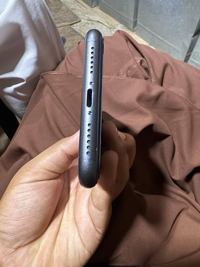 Apple iPhone 11 4
