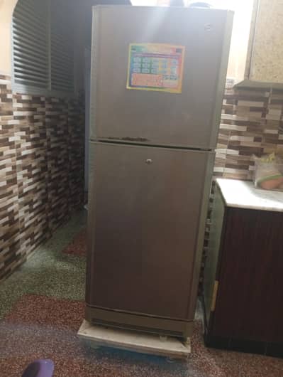 pel refrigerator in nice condition contact on 03282995851.
