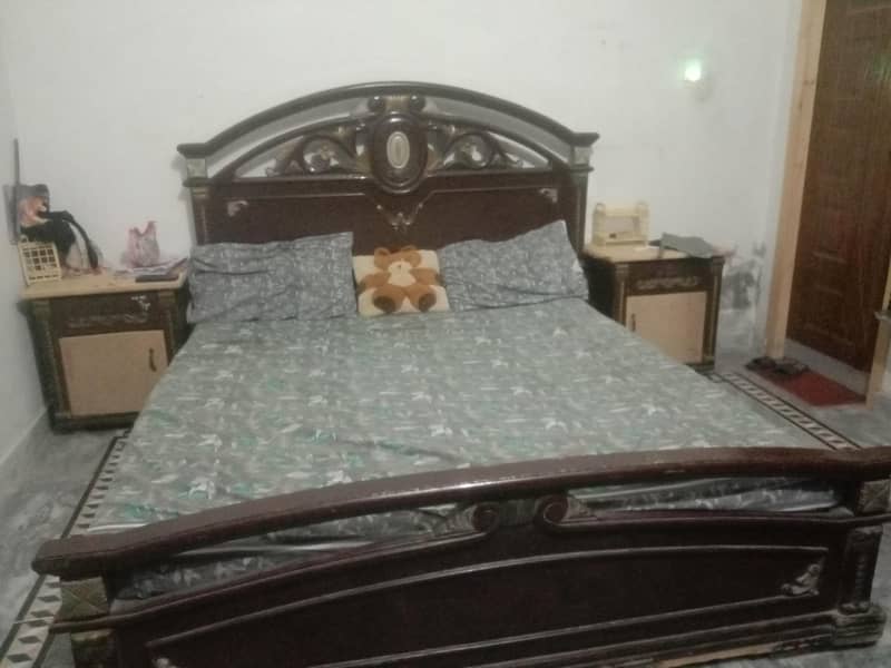 bed with matres 0