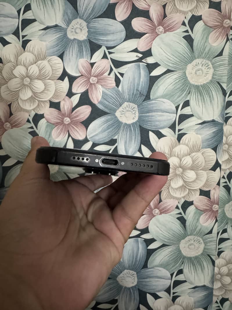 iPhone 16 Pro Max 4