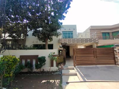 10 MARLA BEAUTIFUL HOUSE AVAILABLE FOR SALE IN DHA PHASE 1