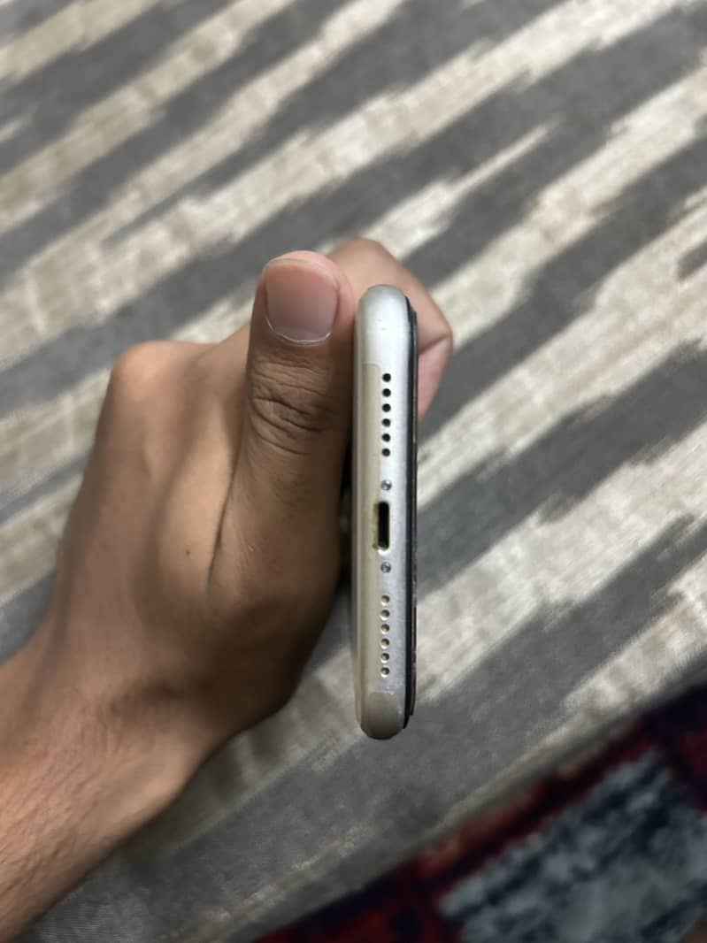 Apple iPhone 11 4