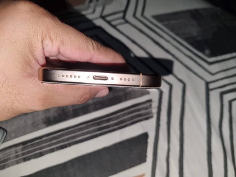 Apple iPhone 16 Pro Max 2